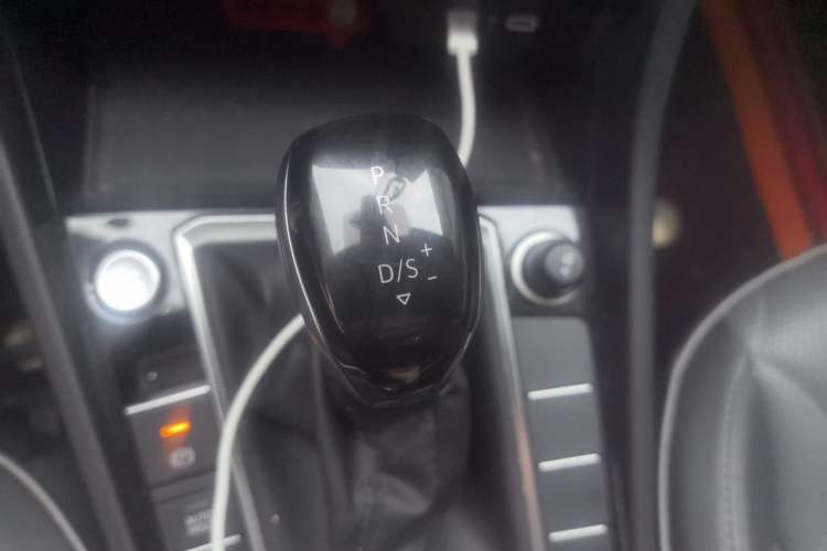 Used Volkswagen Sagitar 2023 300TSI DSG Excellence Edition Gear Lever