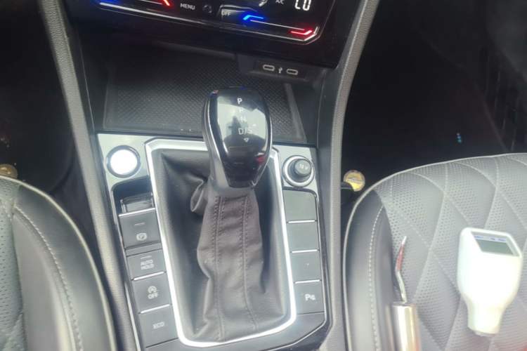 Used Volkswagen Sagitar 2023 300TSI DSG Excellence Edition Gear Lever