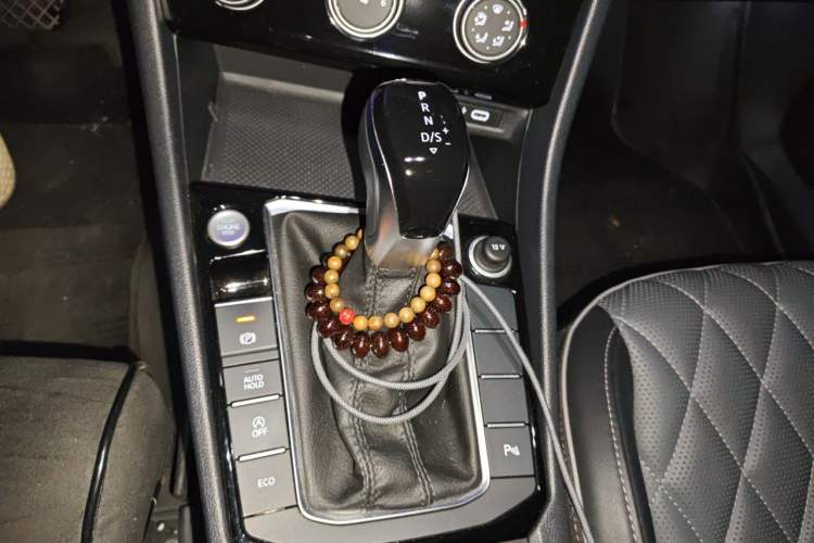 Used Volkswagen Sagitar 2023 300TSI DSG Excellence Edition Gear Lever