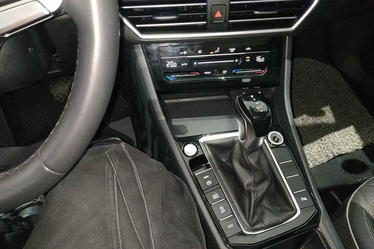 Used Volkswagen Sagitar 2023 200TSI DSG Excellence Edition Gear Lever