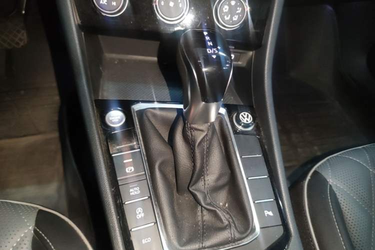 Used Volkswagen Sagitar 2023 300TSI DSG Excellence Edition Gear Lever