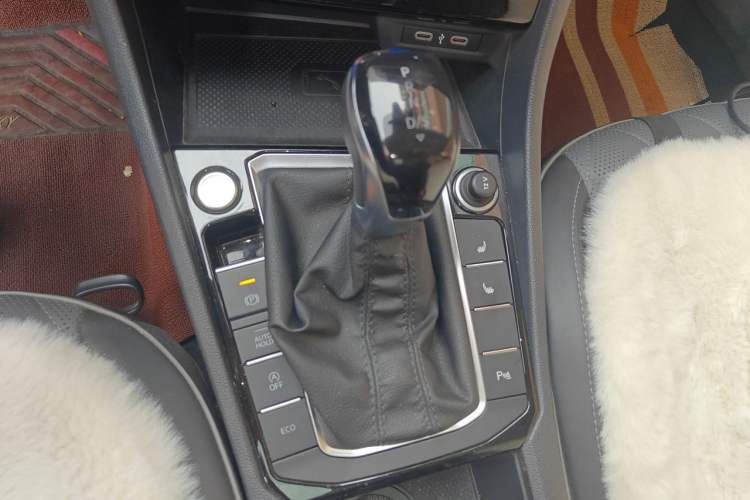 Used Volkswagen Sagitar 2023 280TSI DSG Excellence Plus Edition Gear Lever