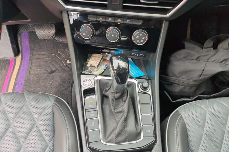 Used Volkswagen Sagitar 2023 300TSI DSG Excellence Edition Gear Lever