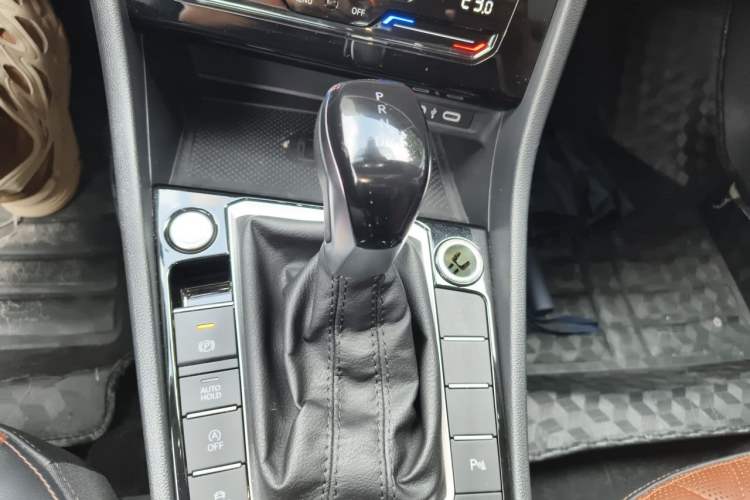 Used Volkswagen Sagitar 2023 300TSI DSG Excellence Edition Gear Lever