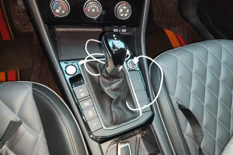 Used Volkswagen Sagitar 2023 300TSI DSG Excellence Edition Gear Lever