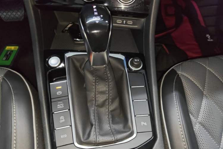 Used Volkswagen Sagitar 2023 300TSI DSG Excellence Edition Gear Lever