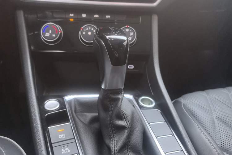 Used Volkswagen Sagitar 2023 300TSI DSG Excellence Edition Gear Lever