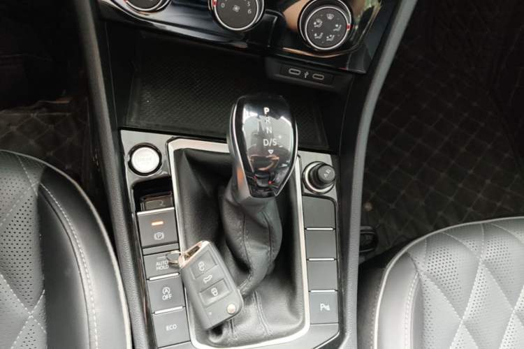 Used Volkswagen Sagitar 2023 300TSI DSG Excellence Edition Gear Lever