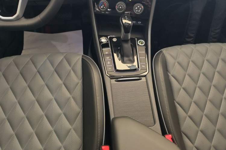 Used Volkswagen Sagitar 2023 300TSI DSG Excellence Edition Gear Lever