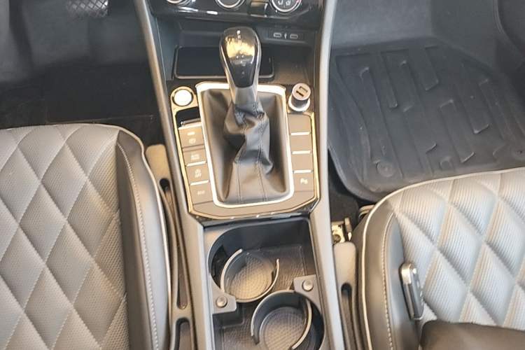 Used Volkswagen Sagitar 2023 300TSI DSG Excellence Edition Gear Lever