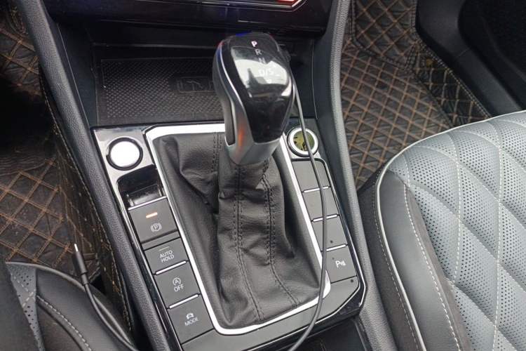 Used Volkswagen Sagitar 2023 300TSI DSG Excellence Edition Gear Lever