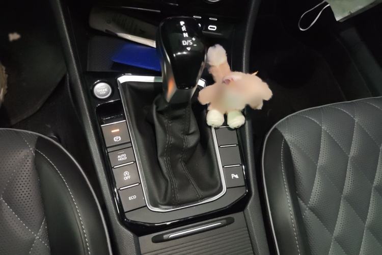 Used Volkswagen Sagitar 2023 300TSI DSG Excellence Edition Gear Lever