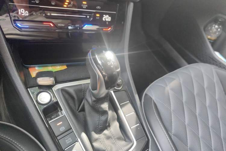 Used Volkswagen Sagitar 2023 280TSI DSG Excellence Plus Edition Gear Lever