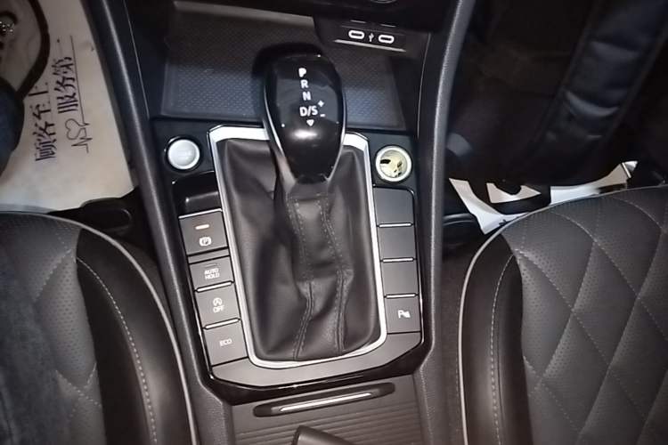 Used Volkswagen Sagitar 2023 300TSI DSG Excellence Edition Gear Lever