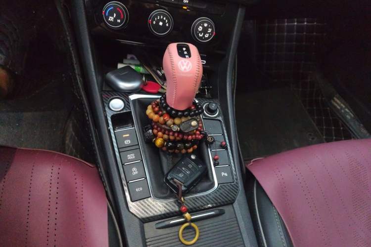 Used Volkswagen Sagitar 2023 300TSI DSG Excellence Edition Gear Lever