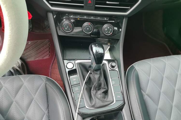Used Volkswagen Sagitar 2023 300TSI DSG Excellence Edition Gear Lever