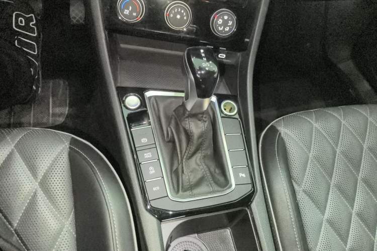 Used Volkswagen Sagitar 2023 300TSI DSG Excellence Edition Gear Lever