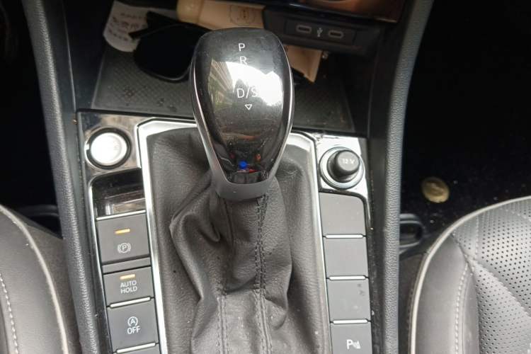 Used Volkswagen Sagitar 2023 300TSI DSG Excellence Edition Gear Lever