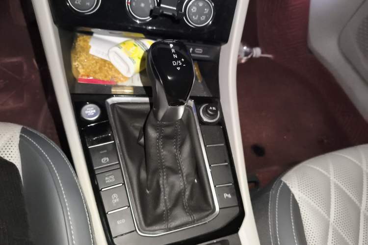 Used Volkswagen Sagitar 2023 300TSI DSG Excellence Edition Gear Lever