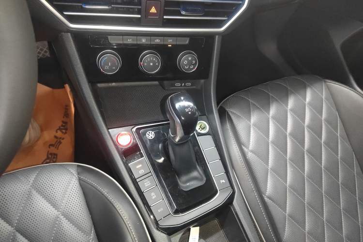 Used Volkswagen Sagitar 2023 300TSI DSG Excellence Edition Gear Lever