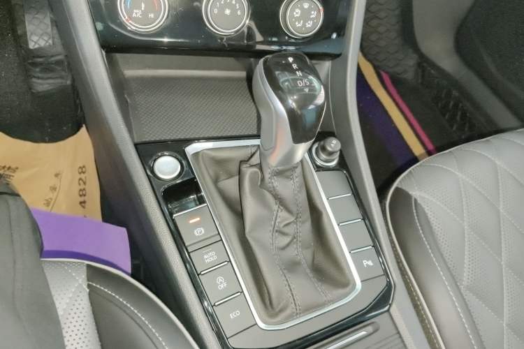 Used Volkswagen Sagitar 2023 300TSI DSG Excellence Edition Gear Lever
