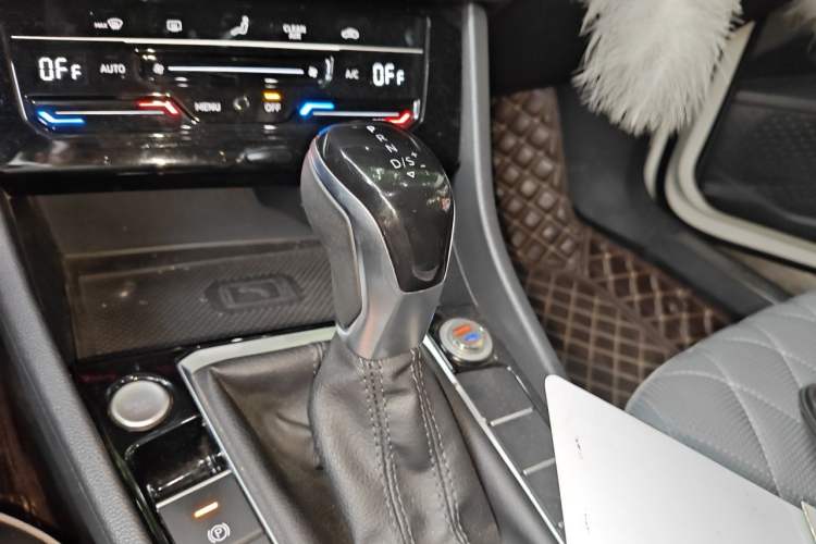 Used Volkswagen Sagitar 2023 280TSI DSG Excellence Plus Edition Gear Lever