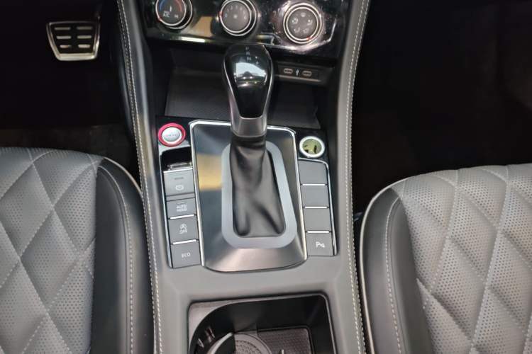 Used Volkswagen Sagitar 2023 300TSI DSG Excellence Edition Gear Lever