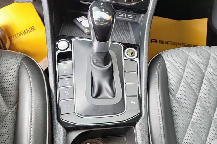 Used Volkswagen Sagitar 2023 300TSI DSG Excellence Edition Gear Lever