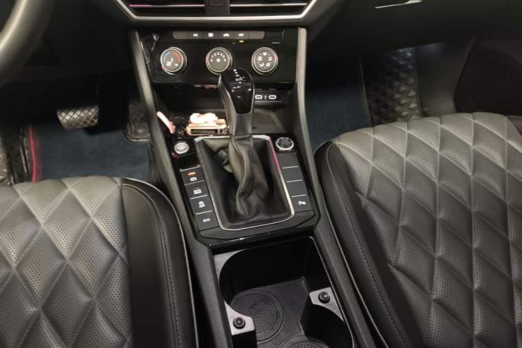 Used Volkswagen Sagitar 2023 300TSI DSG Excellence Edition Gear Lever