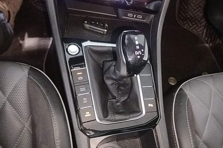 Used Volkswagen Sagitar 2023 300TSI DSG Excellence Edition Gear Lever