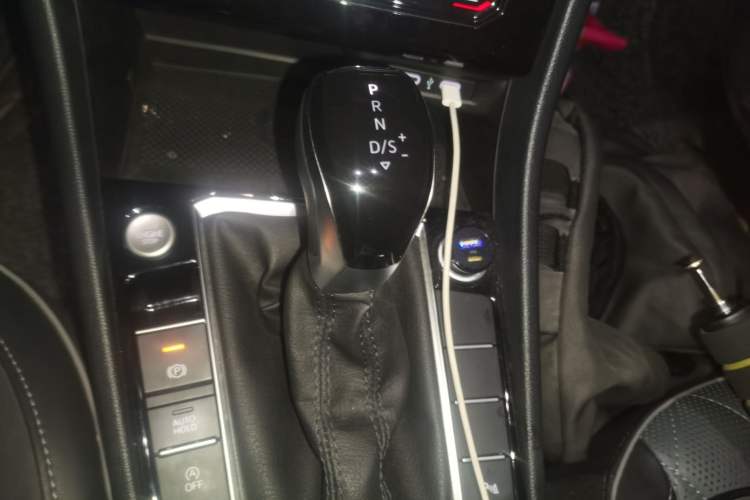 Used Volkswagen Sagitar 2023 300TSI DSG Excellence Edition Gear Lever