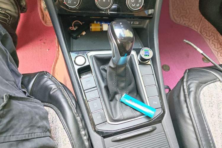 Used Volkswagen Sagitar 2023 300TSI DSG Excellence Edition Gear Lever