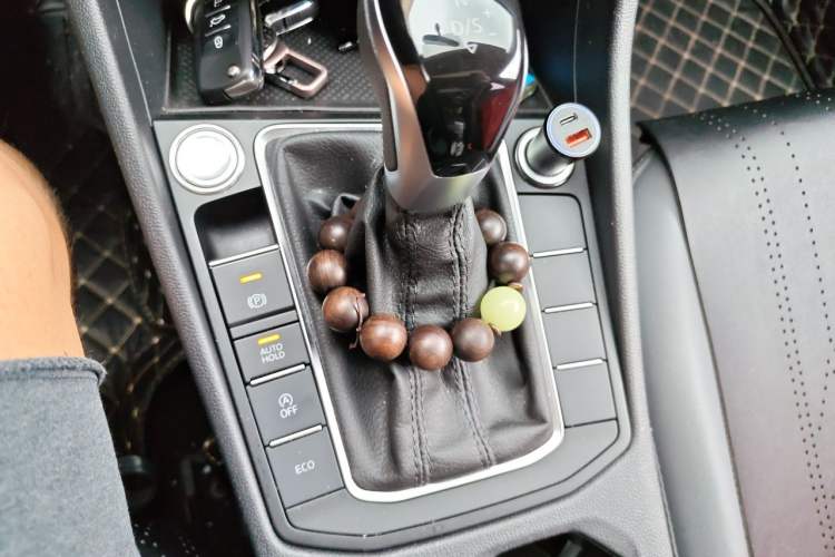 Used Volkswagen Sagitar 2023 300TSI DSG Flyover Edition Gear Lever