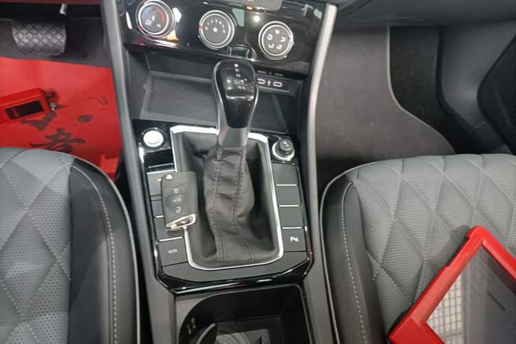 Used Volkswagen Sagitar 2023 300TSI DSG Excellence Edition Gear Lever