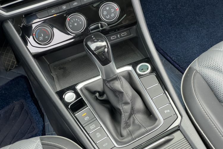 Used Volkswagen Sagitar 2023 300TSI DSG Excellence Edition Gear Lever