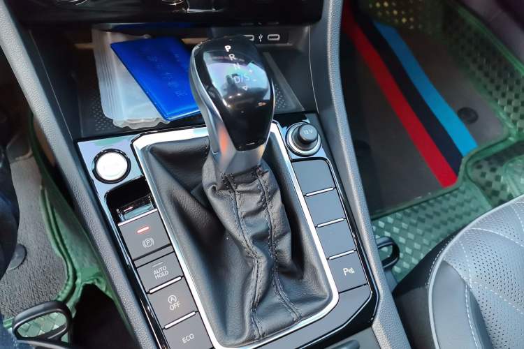 Used Volkswagen Sagitar 2023 300TSI DSG Excellence Edition Gear Lever
