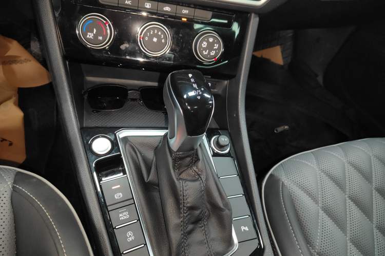 Used Volkswagen Sagitar 2023 300TSI DSG Excellence Edition Gear Lever