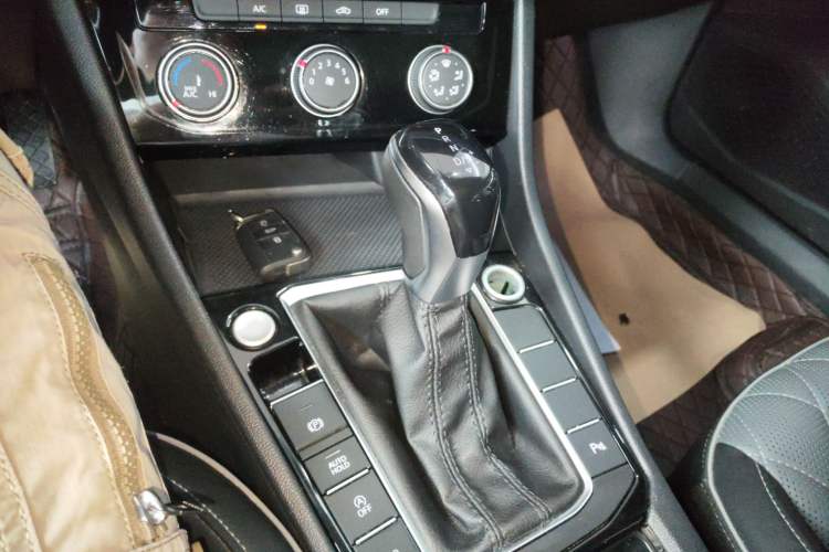 Used Volkswagen Sagitar 2023 300TSI DSG Excellence Edition Gear Lever
