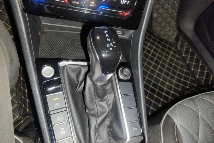 Used Volkswagen Sagitar 2023 300TSI DSG Excellence Edition Gear Lever