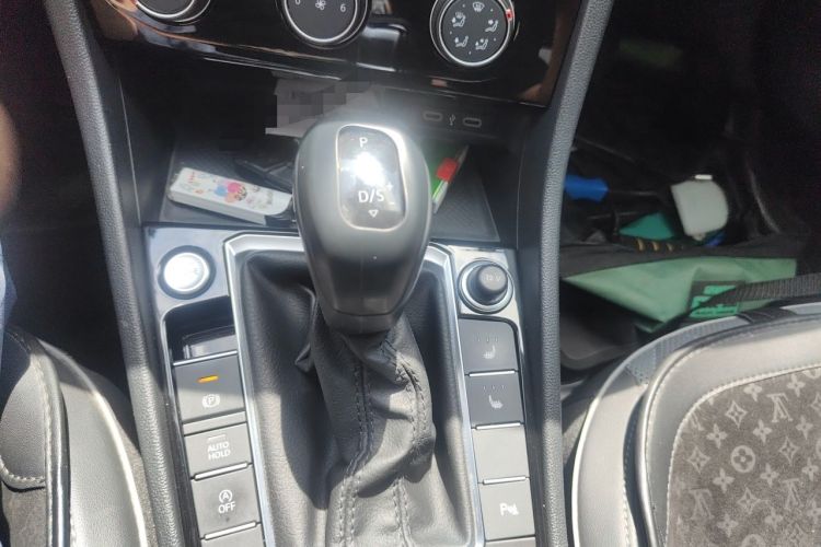 Used Volkswagen Sagitar 2023 300TSI DSG Excellence Edition Gear Lever