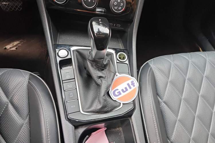 Used Volkswagen Sagitar 2023 300TSI DSG Excellence Edition Gear Lever