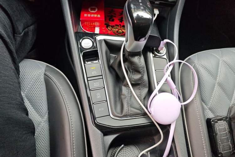 Used Volkswagen Sagitar 2023 300TSI DSG Excellence Edition Gear Lever