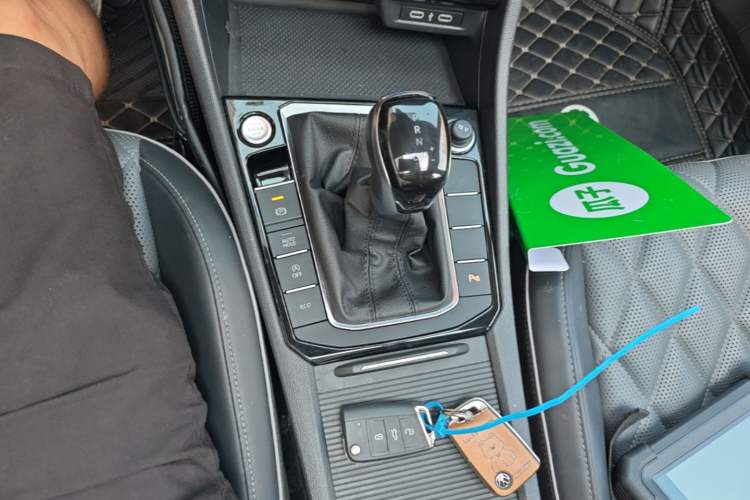 Used Volkswagen Sagitar 2023 200TSI DSG Excellence Edition Gear Lever
