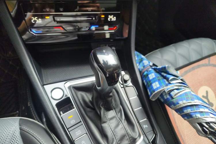 Used Volkswagen Sagitar 2023 200TSI DSG Excellence Edition Gear Lever