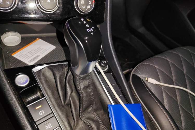Used Volkswagen Sagitar 2023 300TSI DSG Excellence Edition Gear Lever