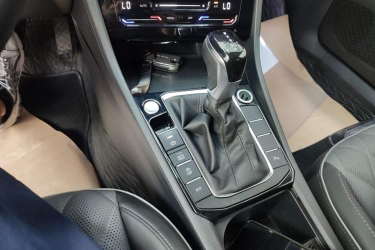 Used Volkswagen Sagitar 2023 280TSI DSG Excellence Edition Gear Lever