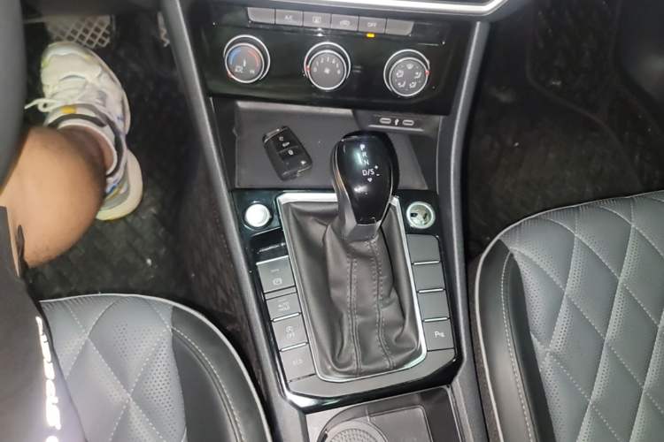 Used Volkswagen Sagitar 2023 300TSI DSG Excellence Edition Gear Lever