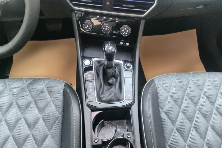 Used Volkswagen Sagitar 2023 300TSI DSG Excellence Edition Gear Lever