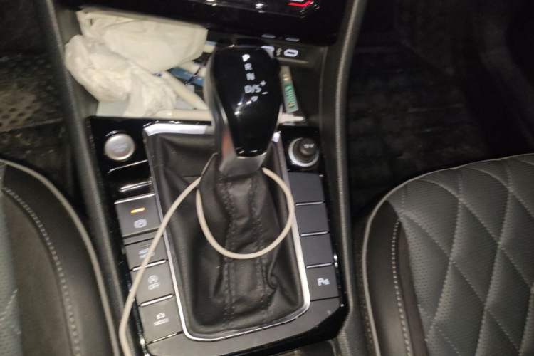 Used Volkswagen Sagitar 2023 300TSI DSG Excellence Edition Gear Lever