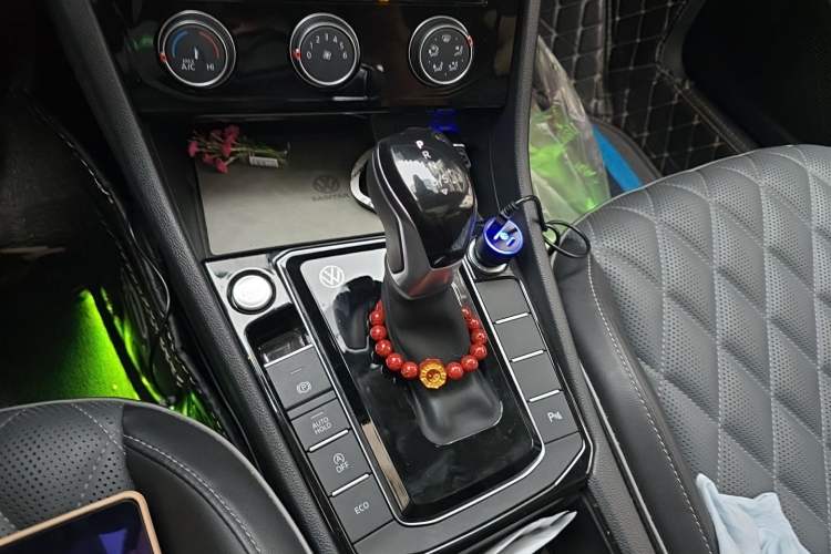 Used Volkswagen Sagitar 2023 300TSI DSG Excellence Edition Gear Lever